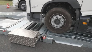 Nejen na vadné náklaďáky si nově posvítí mobilní STK. Měřit bude i emise