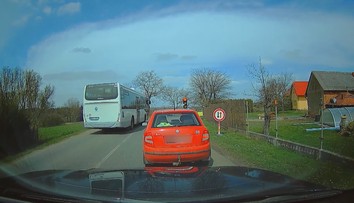 Šílený čin řidiče autobusu řeší jako přestupek! Vjel do zúžení na červenou