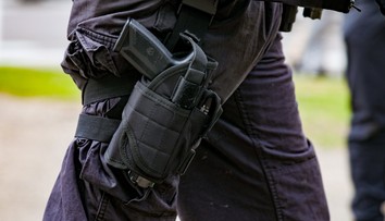 Policistka si spletla paralyzér se zbraní a zastřelila černocha. Je vinna, rozhodl soud