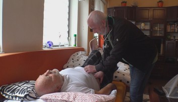 Senioři si často nedokáží dojet pro léky. Lékaři by jim je rádi dávali sami