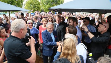 Paluba lodi na pražské náplavce v obležení fanoušků Karla Gotta