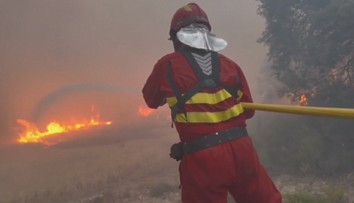 Jih Evropy je v plamenech. Požáry ničí dovolenkové destinace