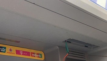 Muži v Praze chtěli krást peníze z platebních karet, chytli je při činu