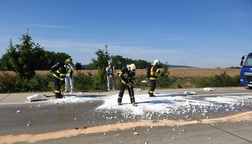 Nebezpečná látka zastavila dálnici D1. Kyselina poleptala řidiče
