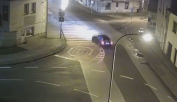 Muž měl driftovat na křižovatce uprostřed města na Jičínsku. Jízda skončila nehodou