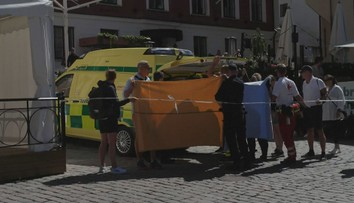 Útočník ve Švédsku pobodal na politické akci ženu. Ta zraněním podlehla