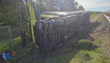 Na D1 havaroval kamion a skončil v příkopu. Vyprošťování trvalo celé dopoledne