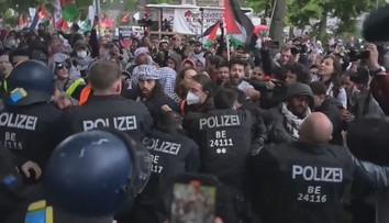 V Berlíně se konal propalestinský protest. Jednoho policistu dav málem ušlapal