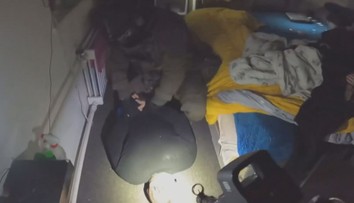 Schoval se za skříň. Muž podezřelý z prodeje pervitinu se policii ukrýt nedokázal
