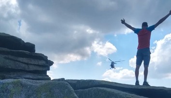 Muž na Šumavě spadl ze skály! Pro zraněného letěl vrtulník
