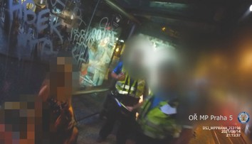 Pěstounku se 3 promile podpíral syn. Do němoty se opila i matka batolete