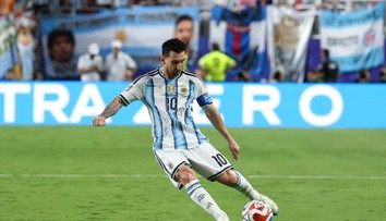 Messi hrdinou i hříšníkem. Po hattricku se řeší jediné: Měl být Argentinec vyloučen?