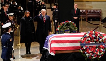 USA truchlí, Georgi Bushovi staršímu se přišel poklonit i Trump