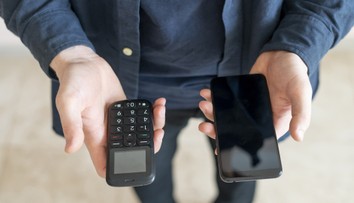 Varování pro lidi, kteří si nechávají v šuplíku starý telefon: Hrozí velké nebezpečí