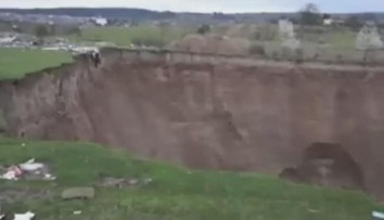 Vesnice hrůzy: Obří jáma tam polyká domy a pořád roste! VIDEO