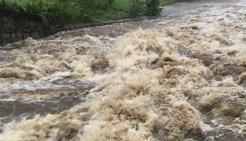 Déšť zvedl přes noc hladiny desítek řek, ve třech krajích na druhý stupeň