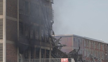 Zničená budova v baťovském areálu měla projít opravou. Riziko dalšího zhroucení trvá