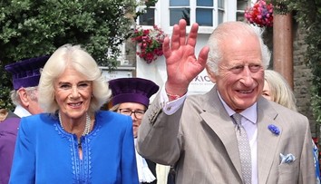 Král Karel má nový roztomilý šperk. Nejspíš ho dostal od princezny Charlotte