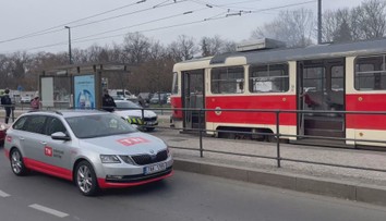 Reportér TV Nova zachránil cestující z hořící tramvaje. O požáru nevěděli