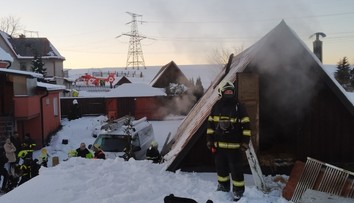 Muž v dílně rozlil benzín u kamen, po výbuchu ho odvážel vrtulník!