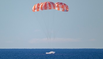 Konec historické mise: Astronauti zvládli nejriskantnější část cesty a jsou zpět