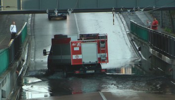 V Pardubicích vznikly po bouřce laguny. Lidé vyrazili do ulic s nafukovací labutí