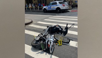 Šílenec jezdil po New Yorku na skútru a náhodně střílel po lidech