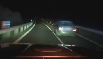 Honička skončila až PIT manévrem. Řidič měl zákaz řízení a vyhýbal se vězení