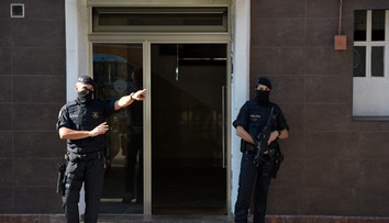 Muž zaútočil na policejní stanici v Barceloně! Policisté ho zastřelili