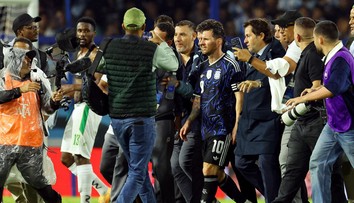 Fronta a boj o Messiho dres. Hráči soupeře Argentince po zápase obklíčili