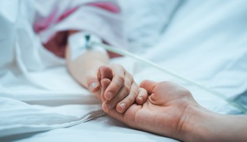 Rodiče měli dítě krmit jen ovocem. Tříletá holčička v nemocnici bojuje o život