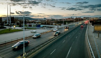 Vláda nechce zdražovat dálniční známky. Je to populismus, hřmí opozice