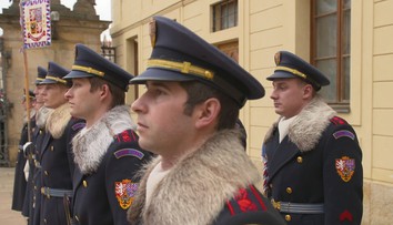 Dědeček s vnoučkem rozesmáli Hradní stráž. Vojáky pobavil vtip o klimatizaci