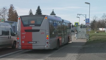 Řidič autobusu dětem netiskne lístky. Když na ně přijde revizor, mají problémy