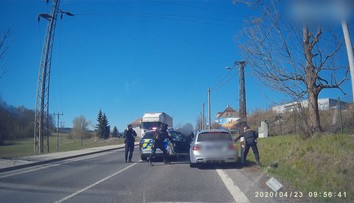 Že ženy neumí řídit? Policistky se předvedly v drsné honičce! VIDEO