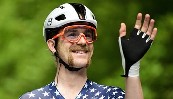 Romantika v Paříži. Cyklista po dojezdu slavné Tour požádal přítelkyni o ruku