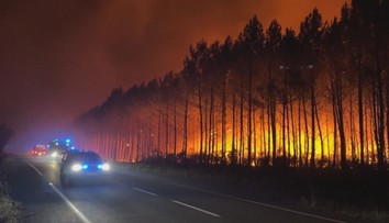 Obří lesní požáry ve Francii. Úřady musely evakuovat tisíce lidí