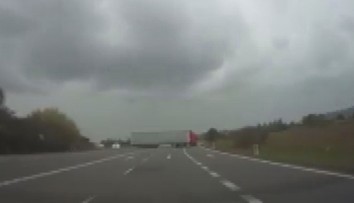 Zbláznil se? Kamioňák se otáčel do protisměru, přes dvojitou čáru a šest jízdních pruhů!