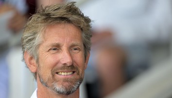 Legendě Manchesteru United je lépe. Po krvácení do mozku opustil intenzivní péči