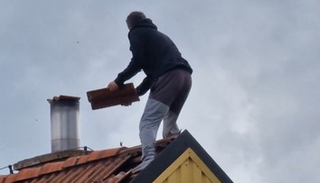 VIDEO: Agresivní muž řádil na střeše. Zásahovka nahoru nemusela, uklouzl a spadl