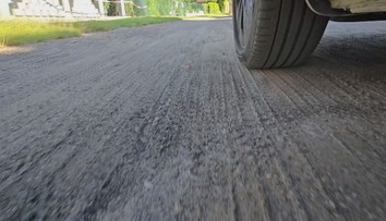 Ulice v Jihlavě nemá asfalt 10 let. Teď tam zpoplatnili parkování