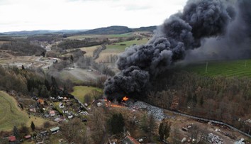 Černý dým nad Sedlčany je vidět na kilometry daleko. Hoří v kovošrotu