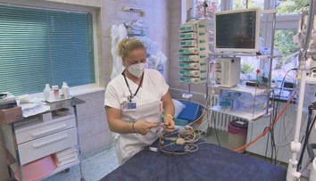 Covidová opatření se vrací. Nemocnice vyžadují roušky a omezují návštěvy