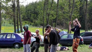 Technoparty na Teplicku se zvrtla. Místo stovek dorazily tisíce lidí!