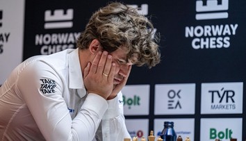 Šachovému géniovi ruply nervy. Po prohře vztekle třísknul do stolu