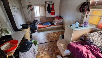 Měly hlad a myly se v potoce. V lesní chatce na jihu Čech našli tři malé děti