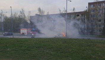 V Praze zkomplikovalo dopravu hořící taxi. Škoda je ve statisících