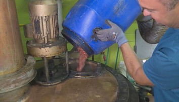 České pálenice jedou na plné obrátky. Lidé už nepálí kořalku jen ze švestek
