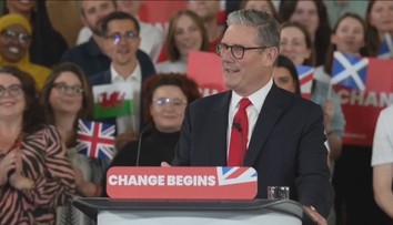 Rezignujte, vyzvala Starmera jeho vlastní strana. Britský premiér odejít nechce