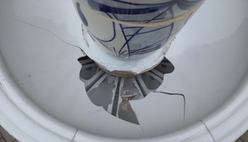 Vandal hodil dělobuch do porcelánové kašny, zničil unikátní dílo
